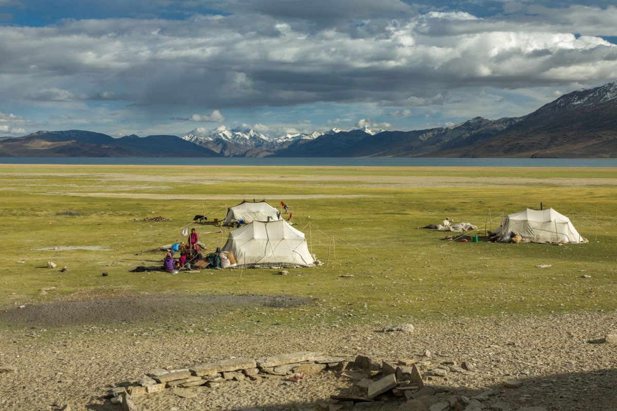 a) Panorama of the Saltoro Range on the right bank of the Nubra Valley